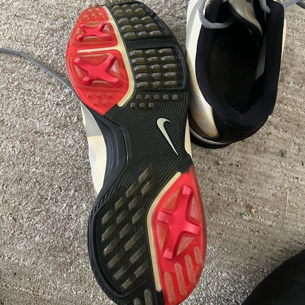 Mens Nike golf Hyperfuse shoes good condition size 8 white black and red